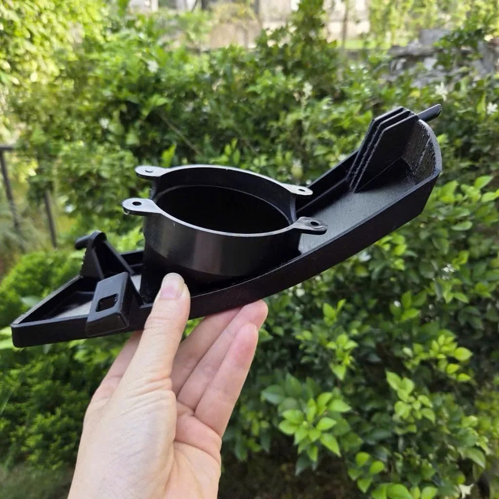 Chi tiết nhựa in 3D có thân cong, cổ tròn và các tai lắp do Khởi Minh thực hiện