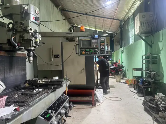 Máy móc và khu vực gia công tại xưởng Cơ Khí Khởi Minh, TP.HCM